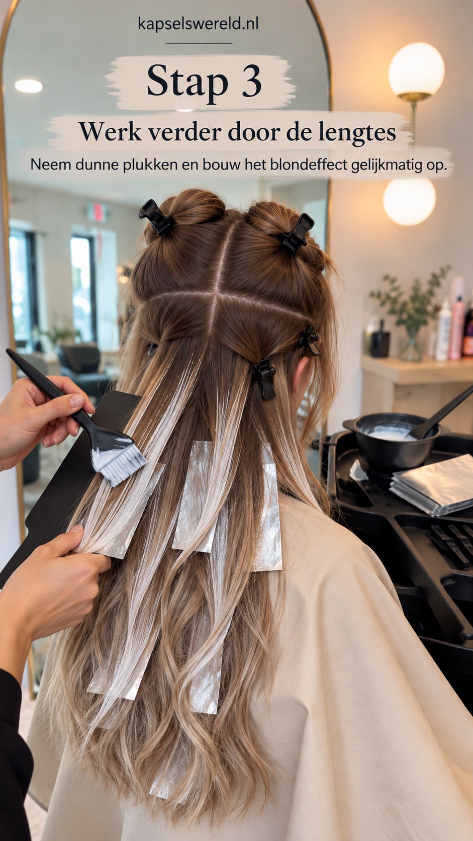 Fijne plukken worden opgelicht voor een natuurlijke cool blonde balayage