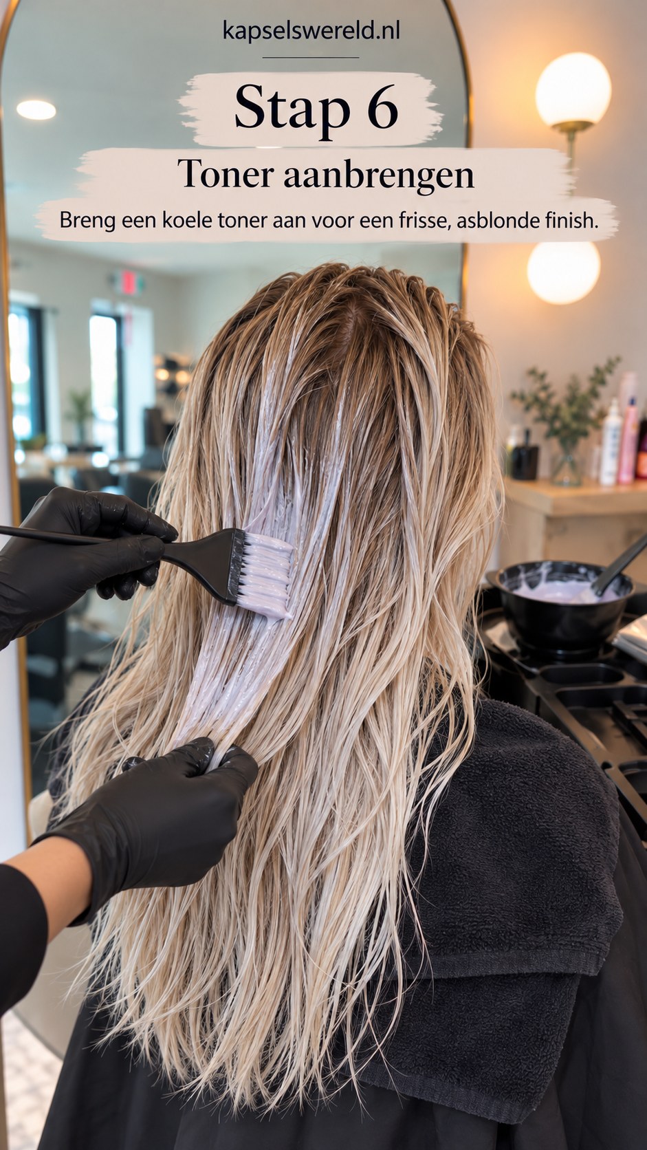 Toner wordt aangebracht voor een koele asblonde finish van balayage