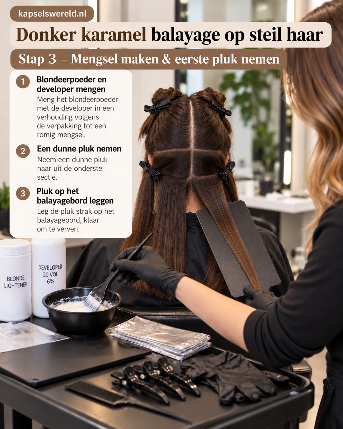 Kapster bereidt blondeerproduct voor en legt een fijne haarpluk op een balayagebord.