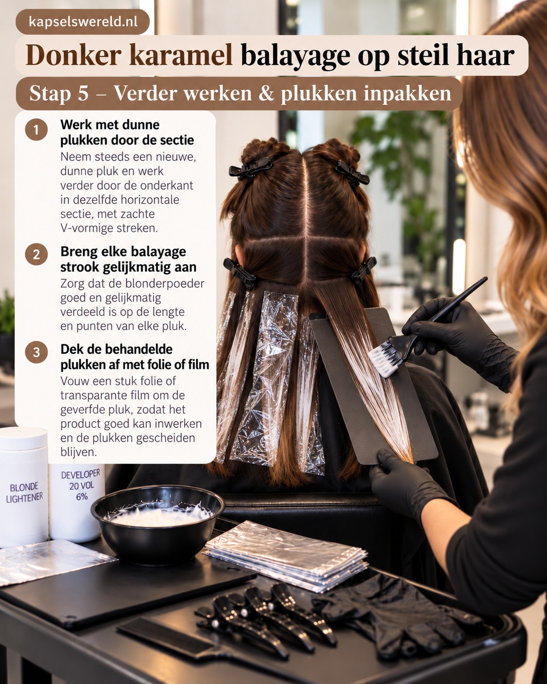 Dunne balayageplukken op steil bruin haar worden met blondeerproduct behandeld en afzonderlijk afgedekt.