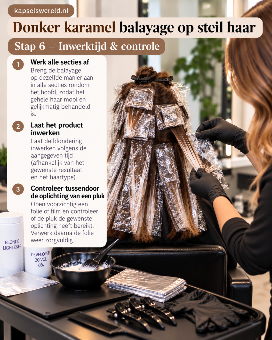 Kapster controleert de oplichting van steil haar met meerdere folies tijdens donker karamel balayage.