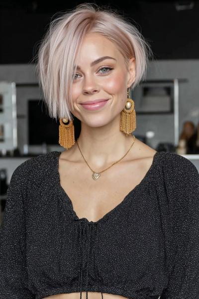 Een vrouw met een vlot, kort kapsel met lichte, asymmetrische lagen en een zijscheiding.