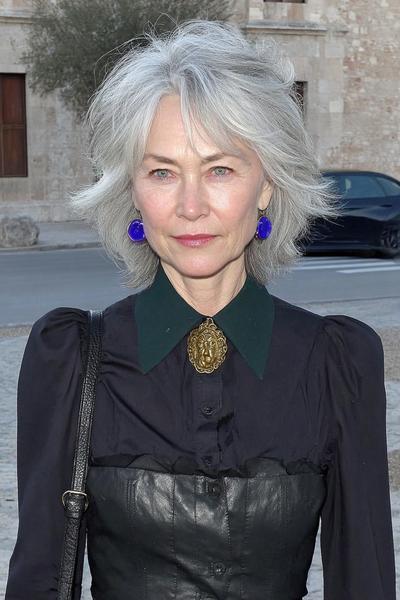 Een oudere dame met een stijlvolle, zilvergrijze bobkapsel dat in laagjes is geknipt voor extra volume en een speelse look.