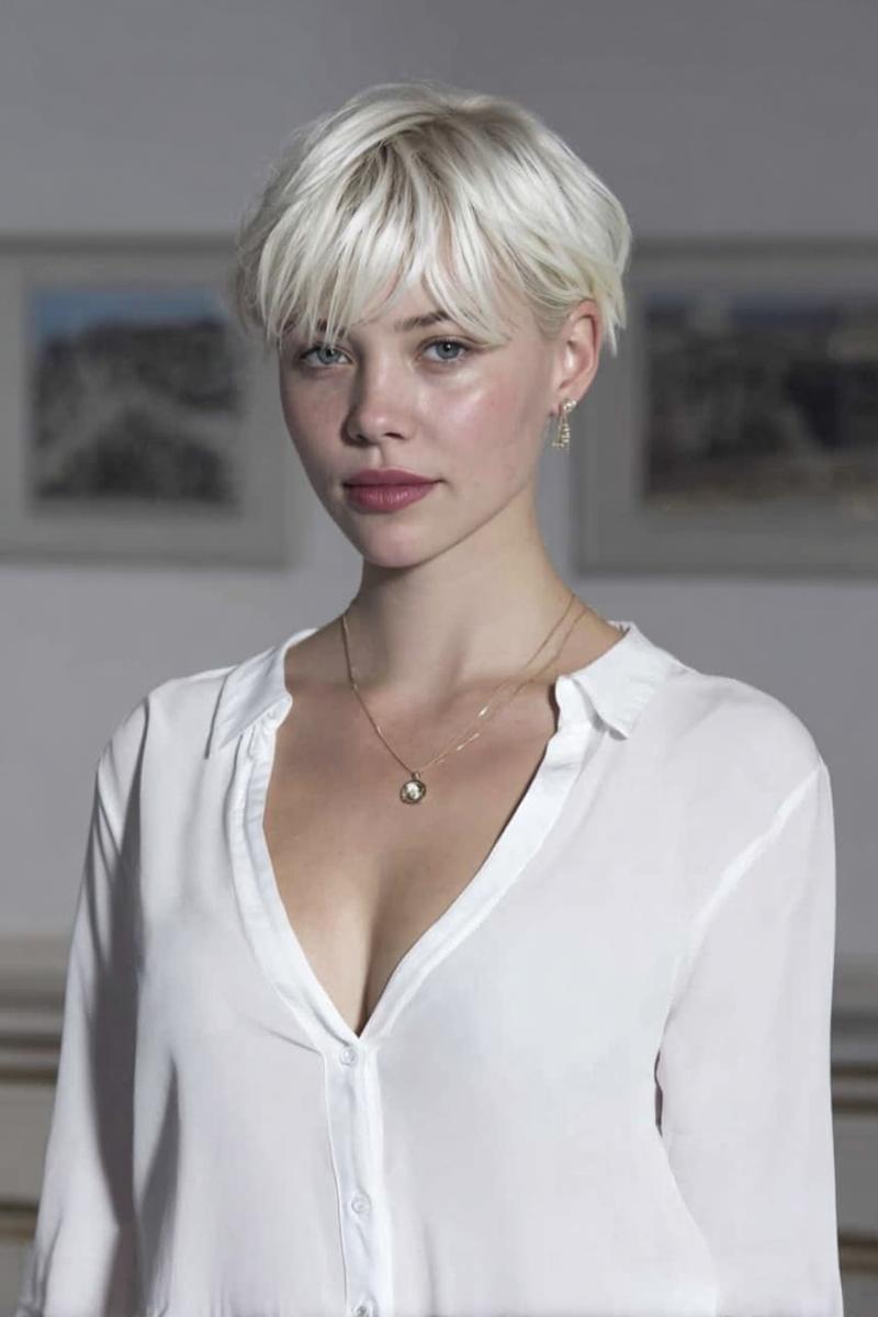 Een vrouw met een kort, blond kapsel met een nonchalante, warrige pony.
