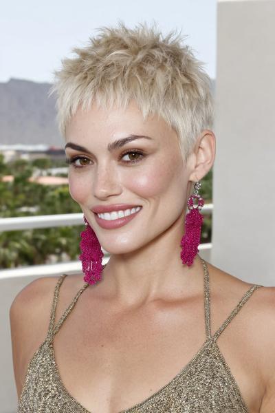 Een vrouw met een kort, blond pixie-kapsel met een warrige, getextureerde afwerking.