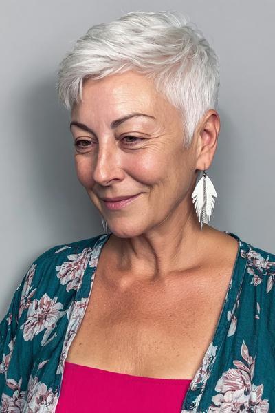 Korte, vlotte kapsel voor vrouwen van 60 plus met stijlvol zilvergrijs haar en een zachte zijscheiding.