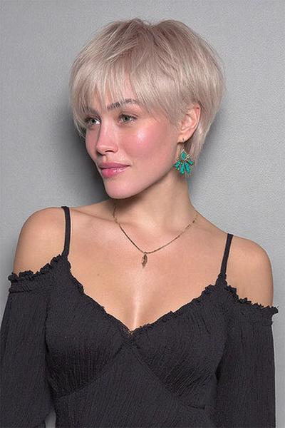 Een vrouw met een vlot, kort kapsel met lichte blonde kleur en speelse lagen.