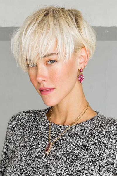 Een vrouw met een vlot, kort kapsel en blonde, warrige pony.